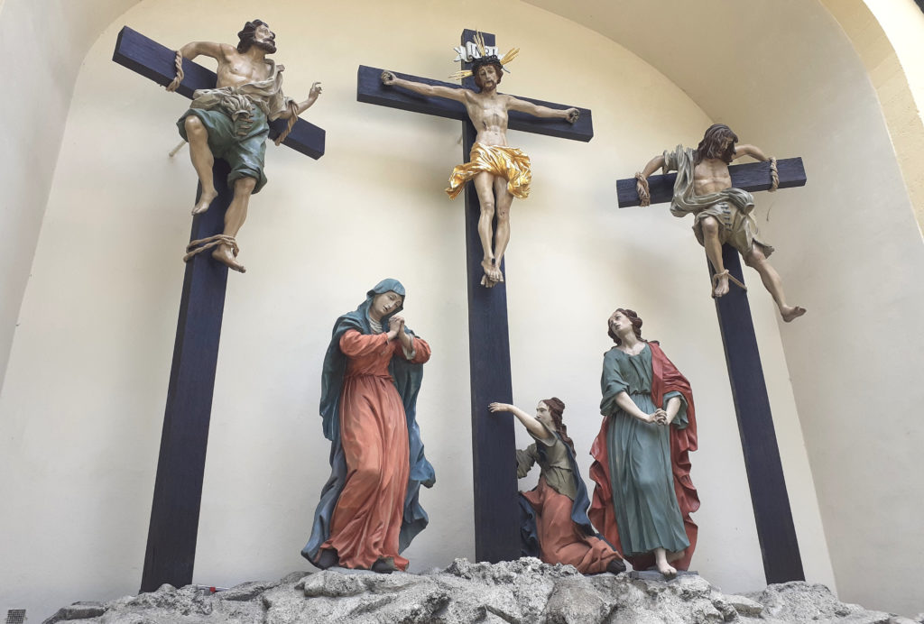Restaurierung Holzskulpturen Kreuzigungsgruppe Westfriedhof München